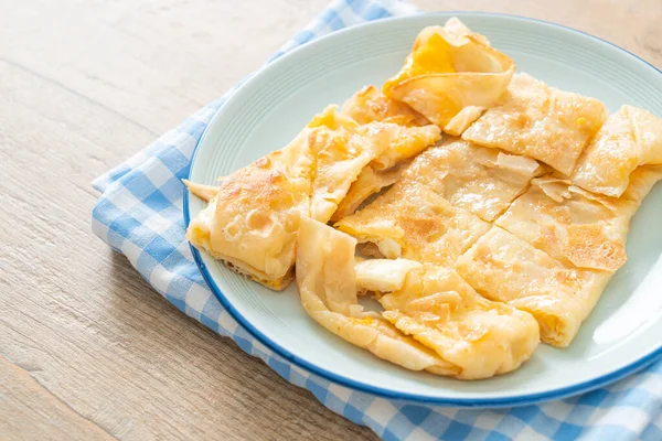 Yumurtalı kızarmış roti ve yoğunlaştırılmış süt.