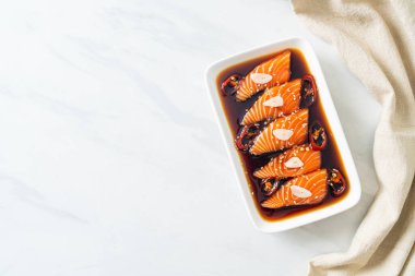 Salamura edilmiş somon balığı ya da Kore usulü soya sosu.