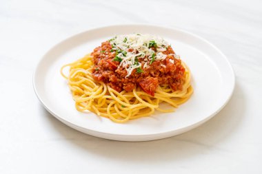 Spagetti bolonez domuz eti ya da kıymalı domates soslu spagetti İtalyan yemeği tarzı.