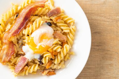 Carbonara fusilli makarna baharatlı pastırma - İtalyan yemeği tarzı.