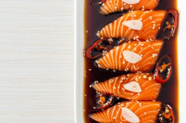 Salamura edilmiş somon balığı ya da Kore usulü soya sosu.