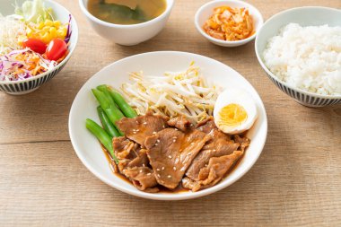 Susamlı teriyaki domuz kızartması, fasulye filizi, haşlanmış yumurta ve pirinç seti - Japon yemek tarzı.