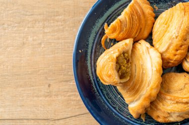 Körili börek, içi doldurulmuş tavuk.
