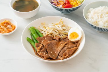 Susamlı teriyaki domuz kızartması, fasulye filizi, haşlanmış yumurta ve pirinç seti - Japon yemek tarzı.