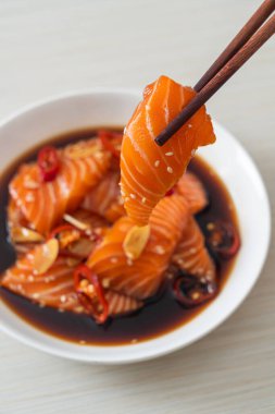 Shoyu soslu taze somon ya da soya soslu.