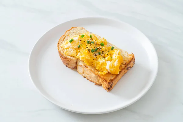 Brottoast Mit Rührei Auf Weißem Teller — Stockfoto