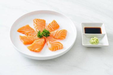 Taze Somon Çiğ Sashimi - Japon yemek tarzı
