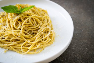 pesto spagetti makarnası - vejetaryen yemeği ve İtalyan yemeği tarzı