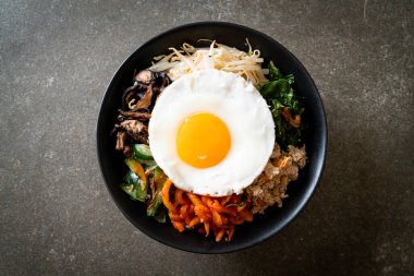 Bibimbap, Kore baharatlı salata pilav ve sahanda yumurta. Geleneksel Kore yemeği tarzı.