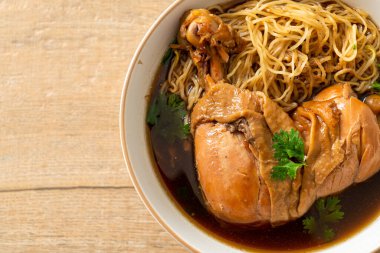 Kahverengi Çorba Kasesi 'nde haşlanmış tavuklu erişte, Asya usulü.