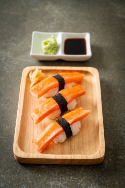 Ahşap tabakta yengeç çubuğu suşisi - Japon yemeği tarzı.