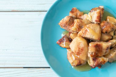 Hindistan cevizi soslu ızgara muz.