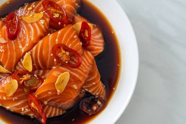 Shoyu soslu taze somon ya da soya soslu.