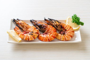 Izgara kaplan karidesi ya da limonlu karides.