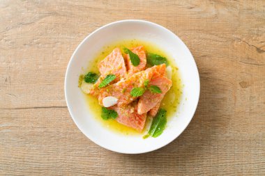 Baharatlı deniz ürünleri salatası soslu taze somon.