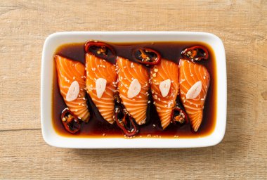 Salamura edilmiş somon balığı ya da Kore usulü soya sosu.