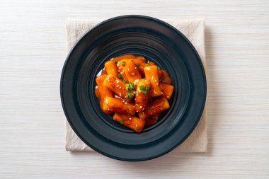 Baharatlı soslu Kore pirinç keki çubuğu (Tteokbokki) - Kore yemeği tarzı