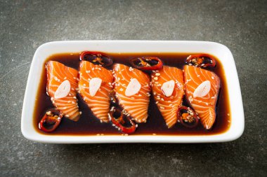 Salamura edilmiş somon balığı ya da Kore usulü soya sosu.