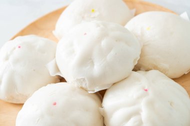 Tahta tabakta buğulanmış çörek Çin yemeği tarzı.