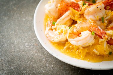 Karidesli ev yapımı kremalı omlet veya çırpılmış yumurta ve karides.
