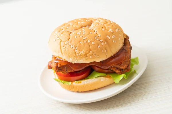 Grillowany Hamburger Kurczakiem Sosem Białym Talerzu — Zdjęcie stockowe
