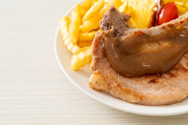 Bife Porco Com Batatas Fritas Mini Salada Prato Branco — Fotografia de Stock