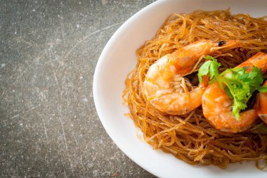 Güveçte veya fırında karides ve cam erişte veya vermicelli karides.