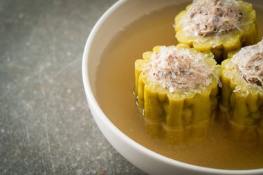 Baharatlı domuz kıyması ve vermicelli çorba kasesiyle doldurulmuş acı kabak.