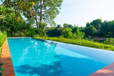 Nehir manzaralı bahçede yüzme havuzu