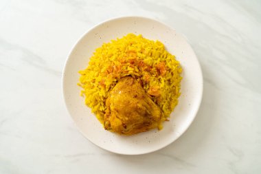 Biryani tavuğu veya körili pilav ve tavuk - Hint biryani 'sinin Tayland-Müslüman versiyonu, mis kokulu sarı pirinç ve tavuk - Müslüman yemek tarzı