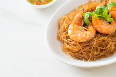 Güveçte veya fırında karides ve cam erişte veya vermicelli karides.