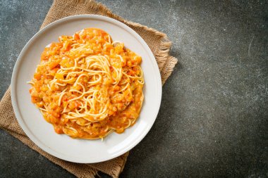 Kremalı domates soslu spagetti makarna veya pembe sos.
