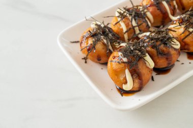 Takoyaki köftesi ya da ahtapot köftesi - Japon yemeği tarzı.