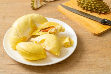 Durian olgun ve taze, durian kabuğu beyaz tabakta.