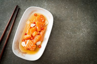 Taze salamura edilmiş somon balığı ya da soya sosu. Asya usulü.