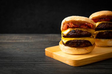 Peynir ve pastırmalı hamburger veya sığır burger - sağlıksız yemek tarzı.