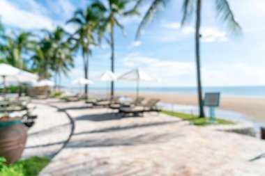 Lüks otel tatil beldesinde yüzme havuzu etrafında soyut bulanık yatak havuzu - tatil konsepti