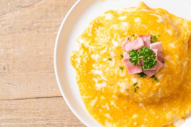 Pirinçli kremalı omlet veya jambonlu pilav ve yumuşak omlet.