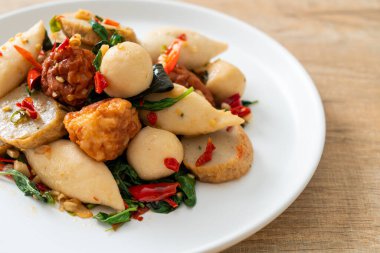 Baharatlı kızarmış balık köftesi ve şifalı otlar.