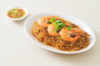 Güveçte veya fırında karides ve cam erişte veya vermicelli karides.