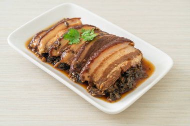 Mei Cai Kou Rou ya da Swatow Mustard Cubbage tarifli Buhar Göbekli Domuz eti - Çin yemeği tarzı