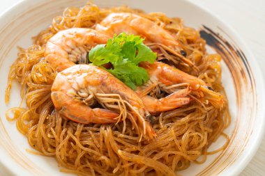 Güveçte veya fırında karides ve cam erişte veya vermicelli karides.
