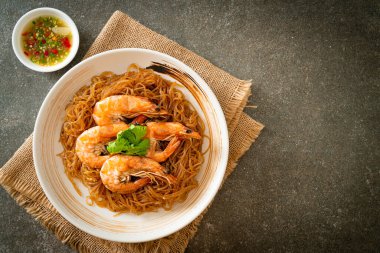 Güveçte veya fırında karides ve cam erişte veya vermicelli karides.