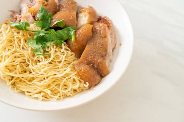 Kurutulmuş domuz budu erişte kasesi, Asya usulü.