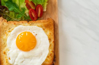 Peynirli ev yapımı ekmek ve kahvaltıda sebze salatasıyla birlikte kızarmış yumurta.