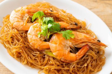 Güveçte veya fırında karides ve cam erişte veya vermicelli karides.