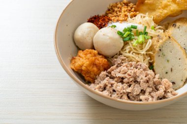 Balık köfteli baharatlı erişte ve çorbasız karides köftesi. Asya usulü.