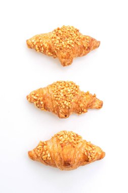 Beyaz arka planda izole edilmiş fıstıklı taze kruvasan.