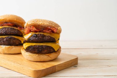 Peynir ve pastırmalı hamburger veya sığır burger - sağlıksız yemek tarzı.