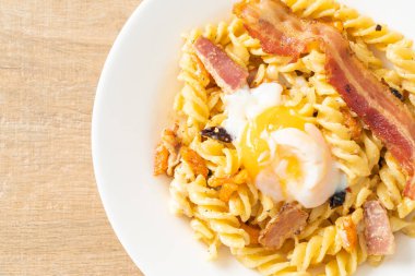 Carbonara fusilli makarna baharatlı pastırma - İtalyan yemeği tarzı.